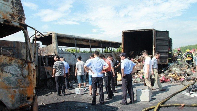 مقتل 38 شخصا في حادث تصادم بين شاحنة وحافلة وسط الصين (فيديو)