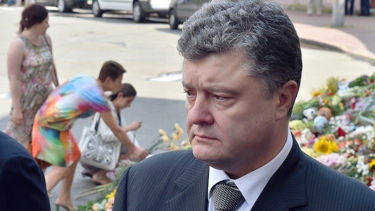 الرئيس الأوكراني يأمر بوقف إطلاق النار حول منطقة سقوط الطائرة الماليزية