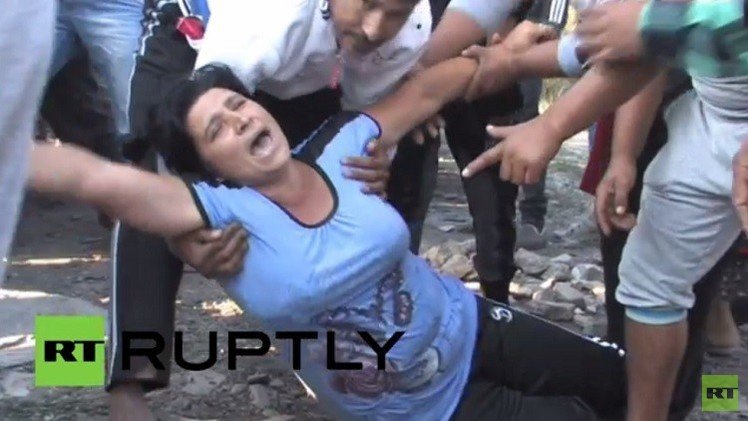 اشتباكات بين غجر بلغاريا والشرطة على خلفية إزالة المباني المخالفة في المدينة (فيديو)