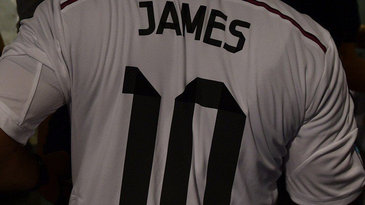 بالصور .. جيمس رودريغيز يرتدي قميص ريال مدريد رقم 10