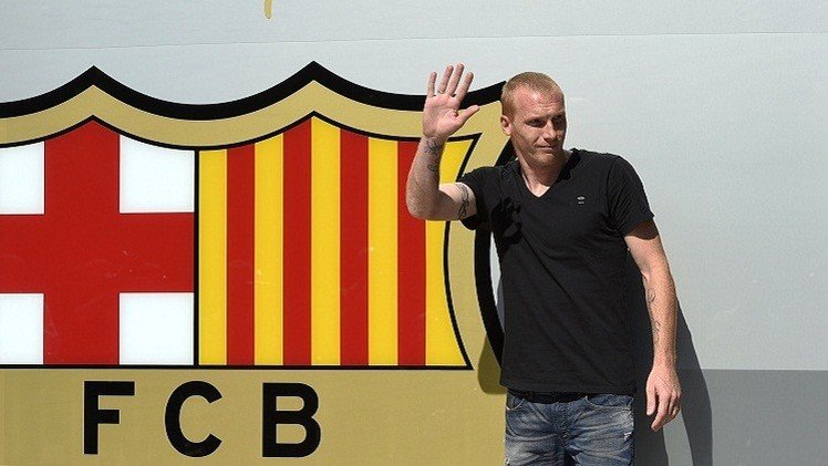 5 مدافعين على رادار برشلونة بعد الفرنسي ماثيو