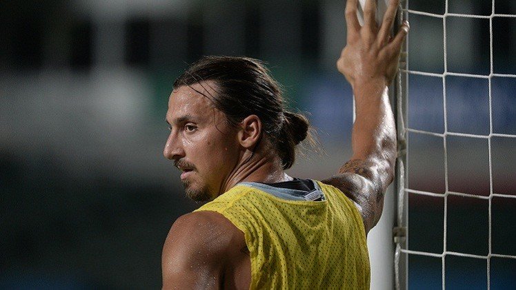 فيديو.. السويدي ابراهيموفيتش يسجل هدفا برؤوس أصابعه