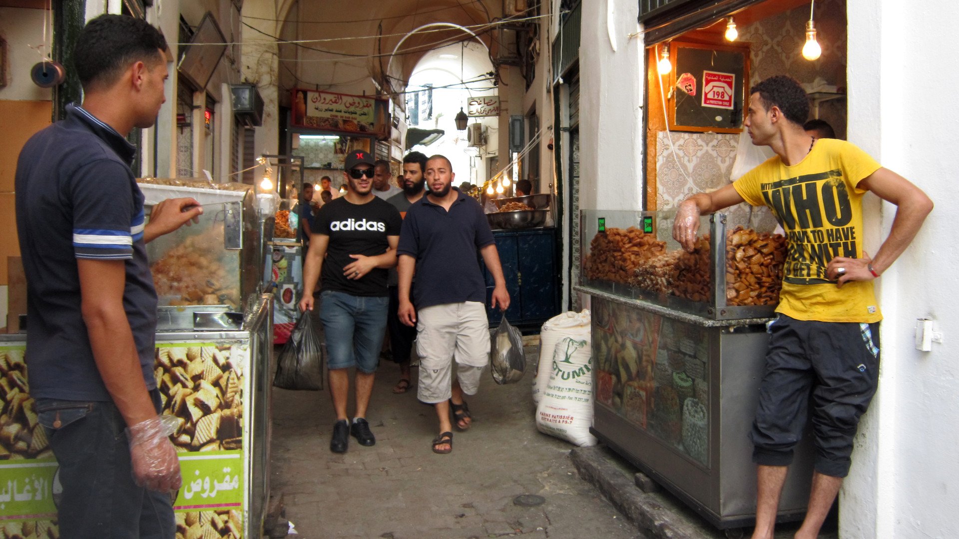 السوق التقليدية في مدينة تونس العتيقة.. تتزين برمضان