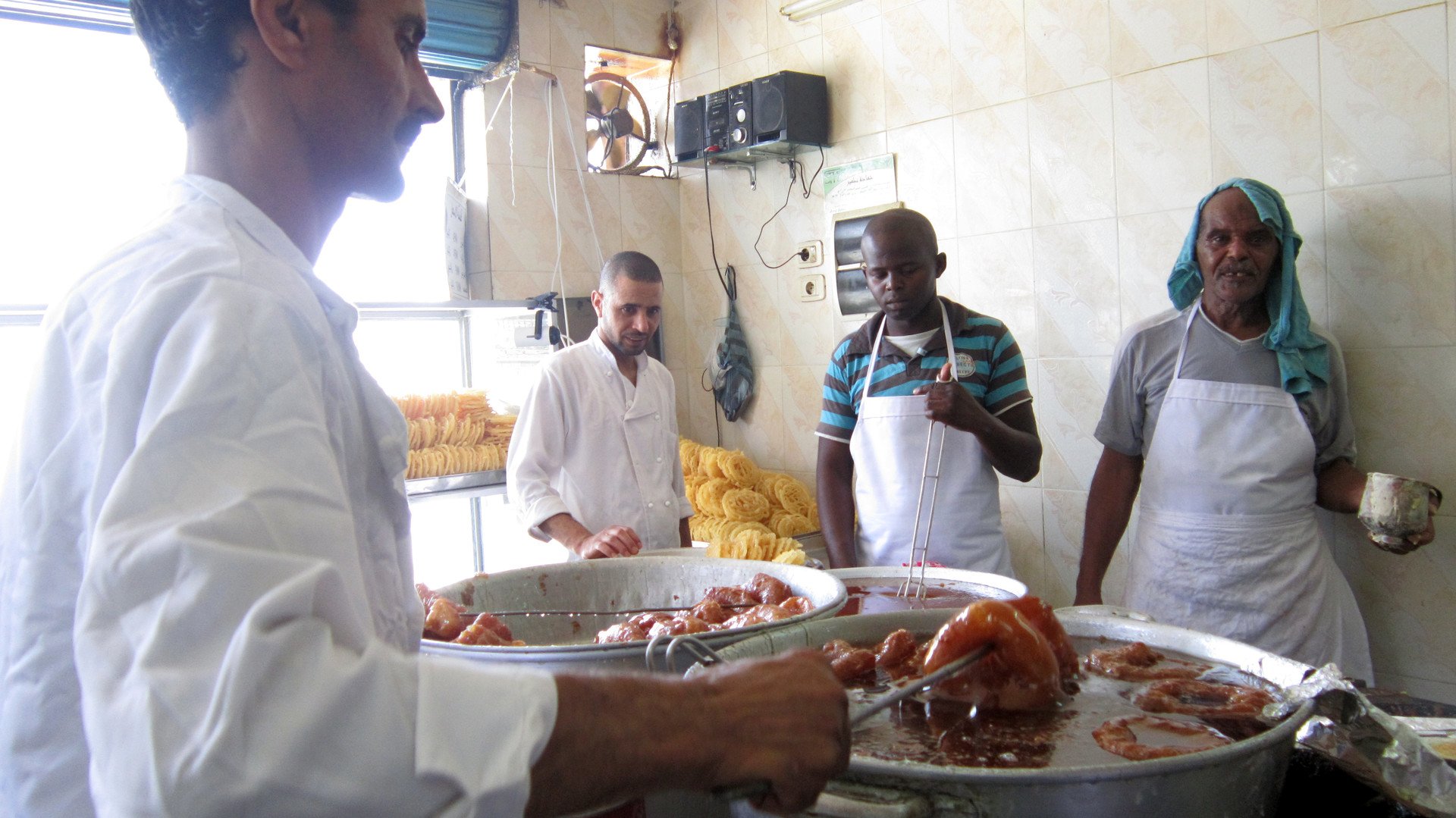 مصنع صغير للحلويات التقليدية التونسية