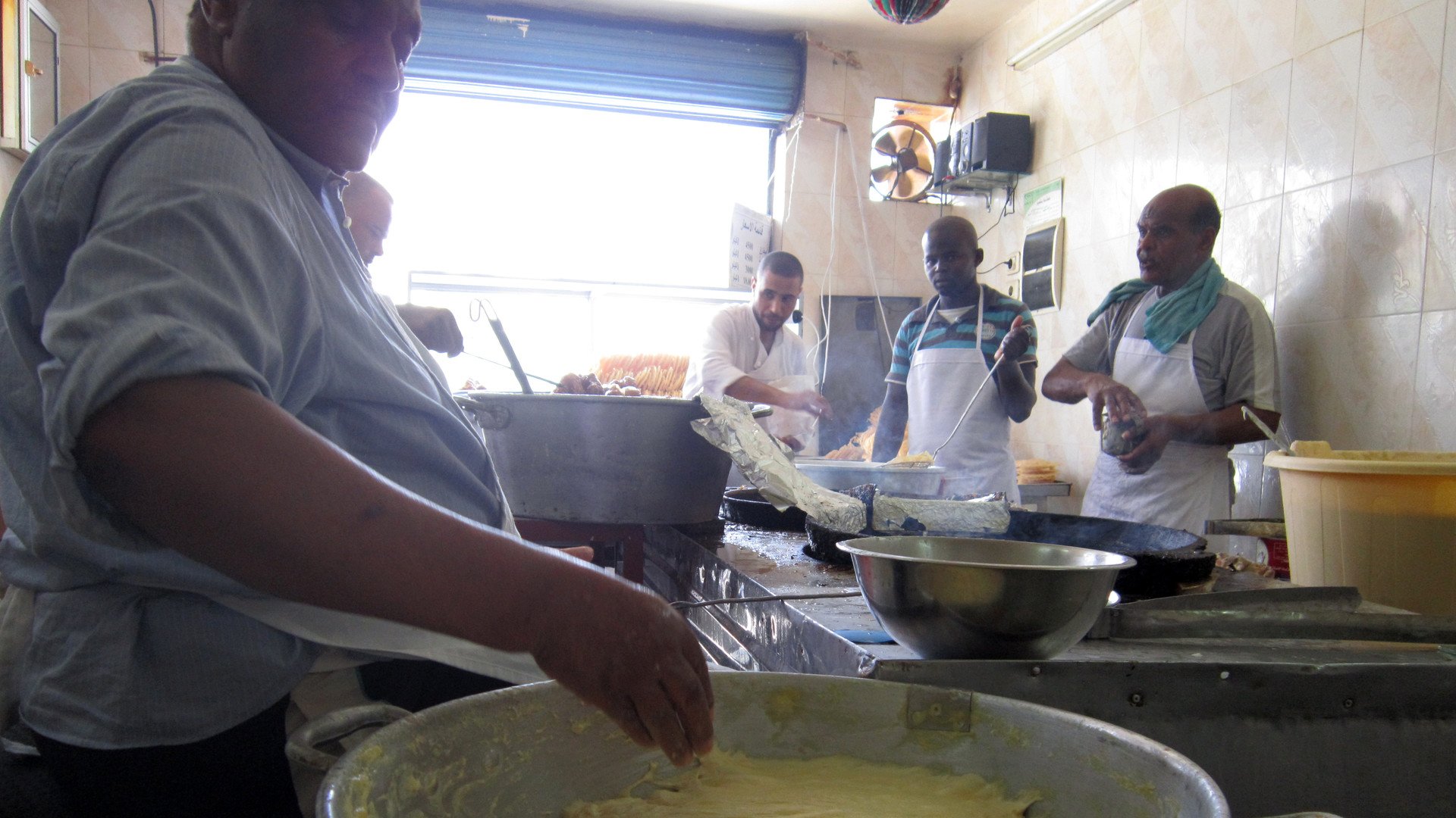 صناعة "الزلابيا" وهي من الحلويات التقليدية التي تشتهر خلال رمضان