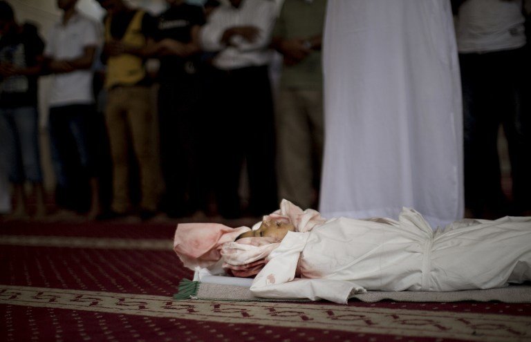 جثمان الطفل عبدالله أبو غزال (5 سنوات) في الجامع