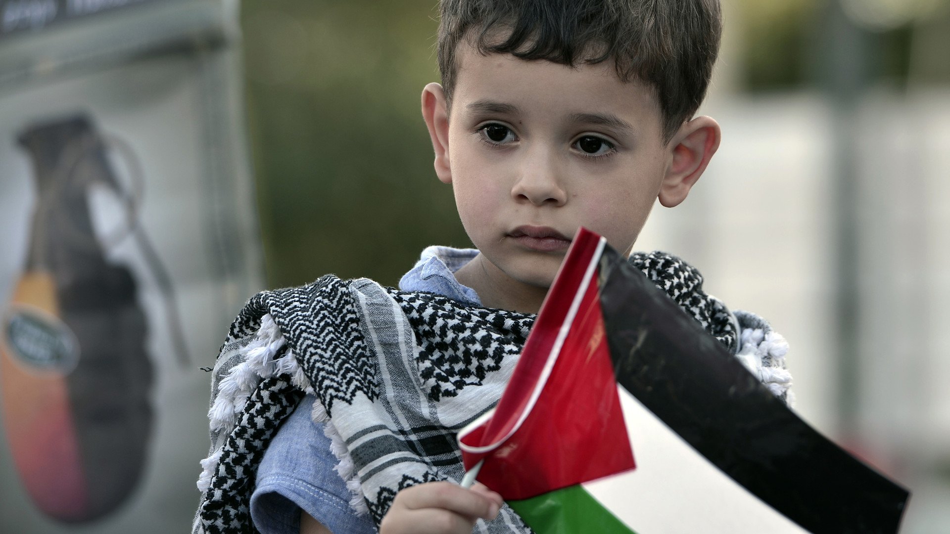  العلم الفلسطيني مرفوع أمام السفارة الإسرائيلية في العاصمة اليونانية أثينا