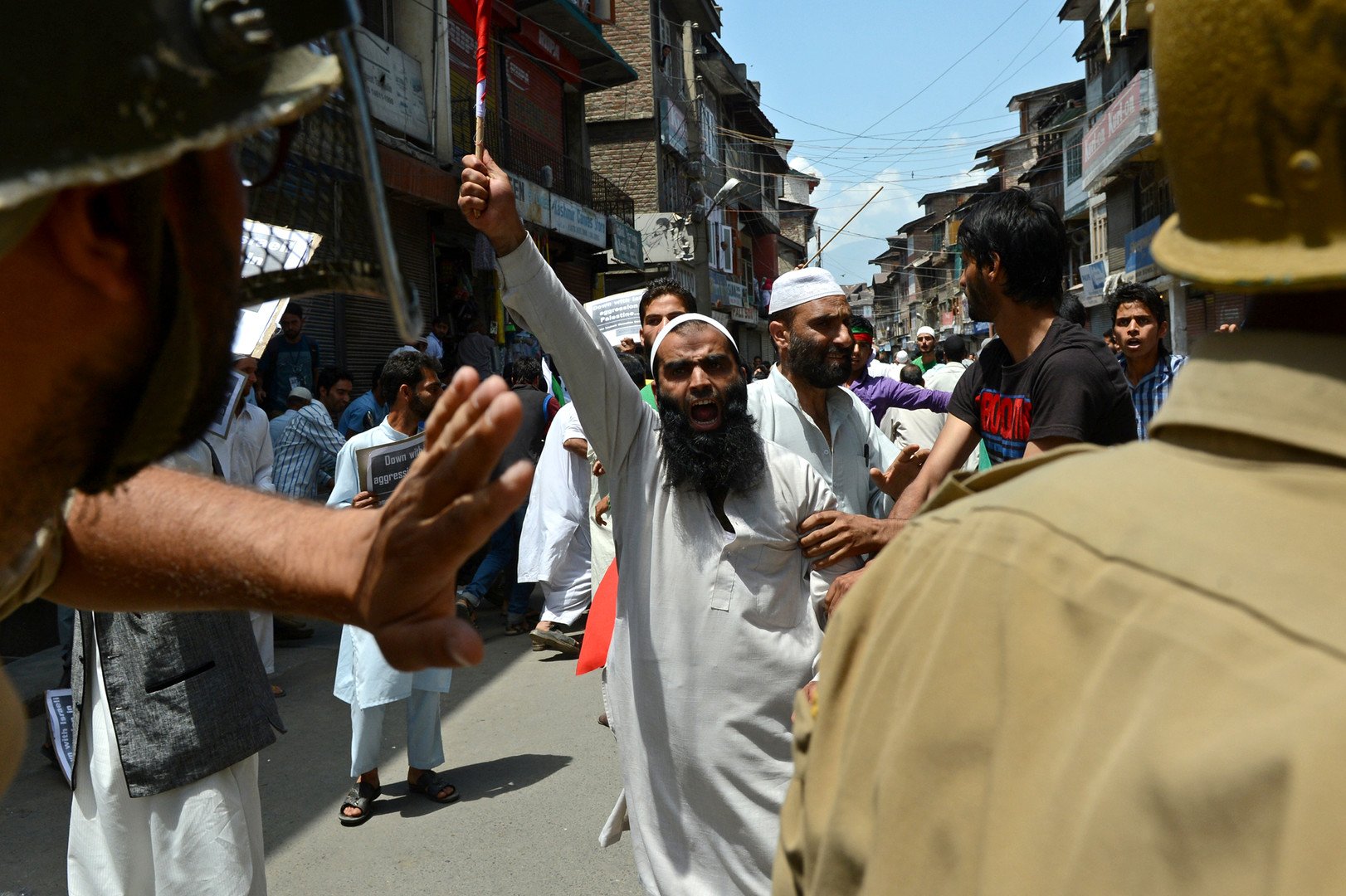  نشطاء ومدنيون في سريناغار الهندية يطلقون شعارات تندد بإسرائيل