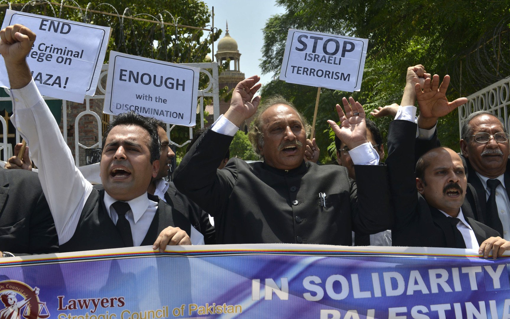  محامون باكستانيون في لاهور يطلقون شعارات تندد بإسرائيل