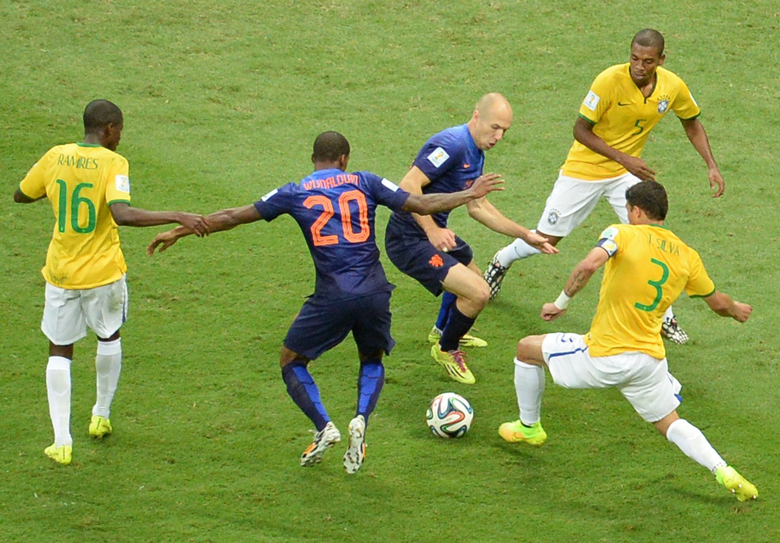 هولندا تطلق رصاصة الرحمة على المنتخب البرازيلي