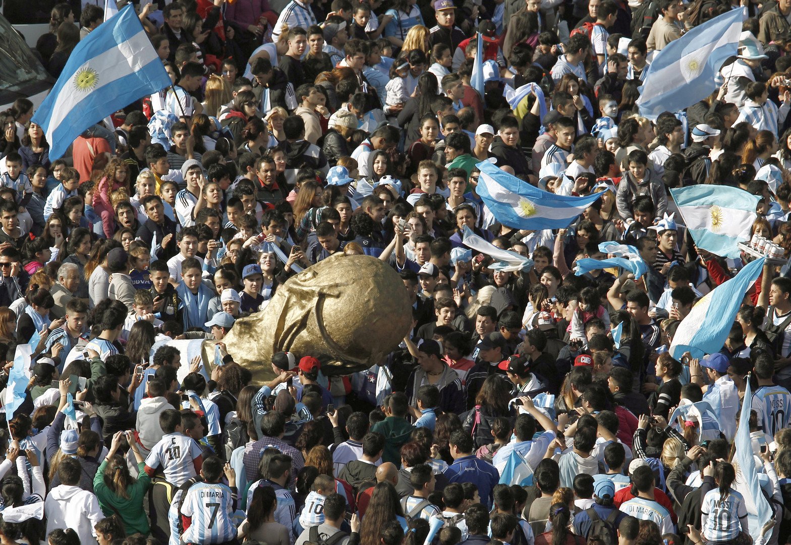 بالفيديو.. آلاف الأرجنتينيين يستقبلون ميسي ورفاقه استقبال الأبطال
