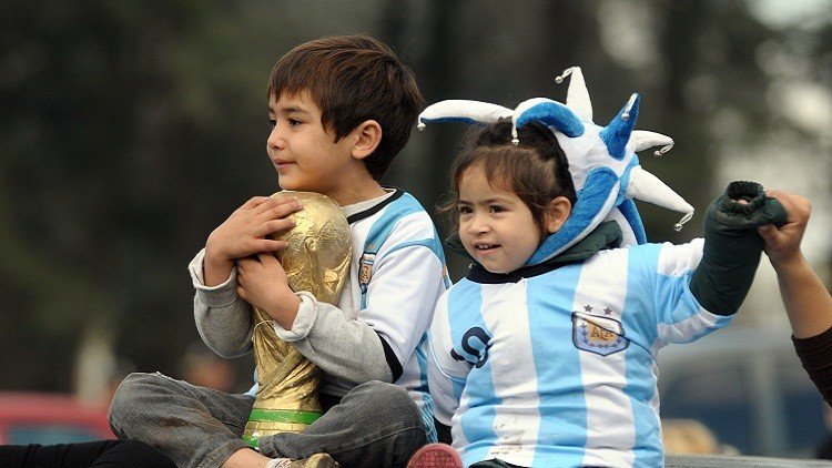 بالفيديو.. آلاف الأرجنتينيين يستقبلون ميسي ورفاقه استقبال الأبطال