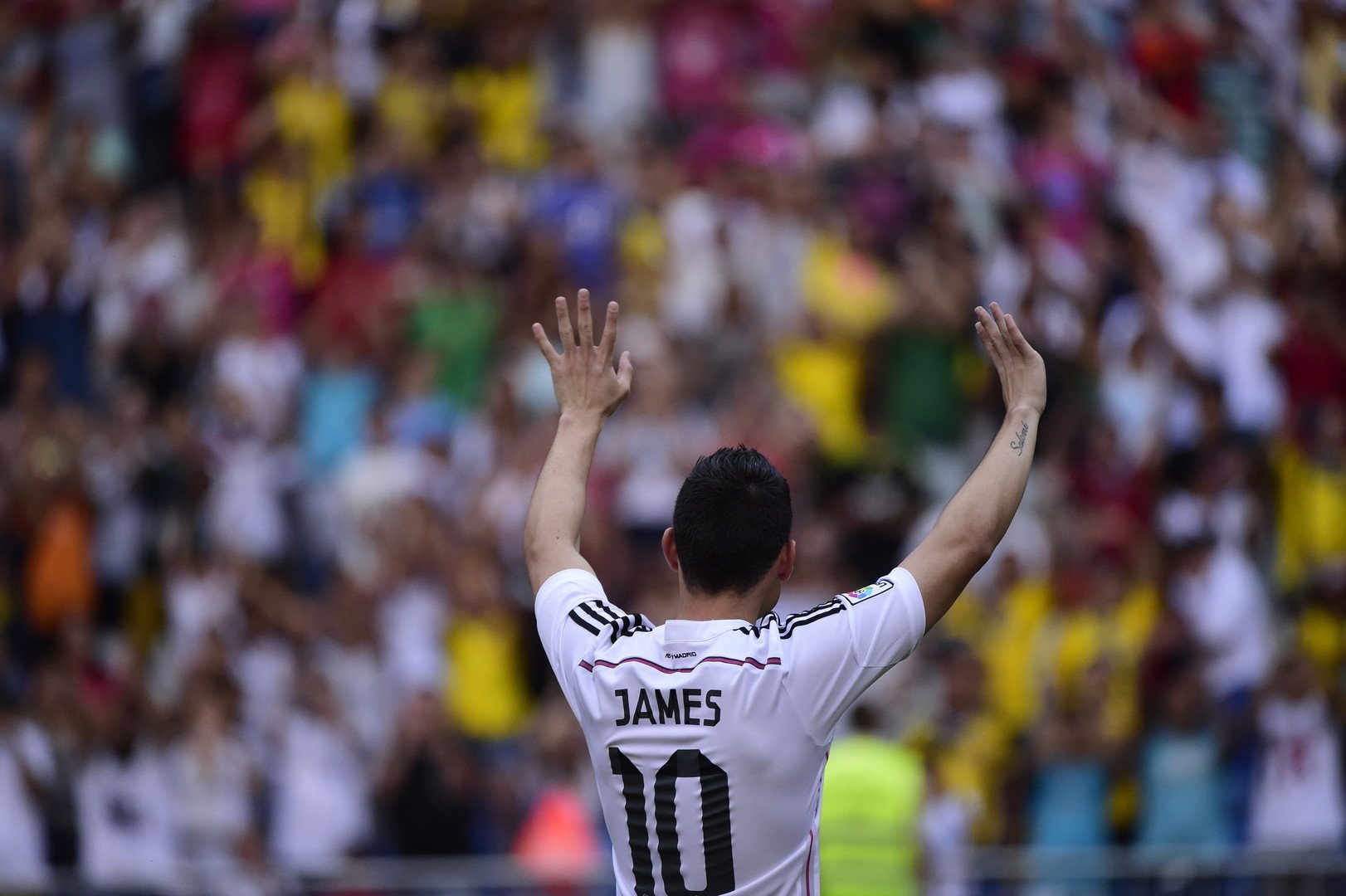 بالصور .. جيمس رودريغيز يرتدي قميص ريال مدريد رقم 10