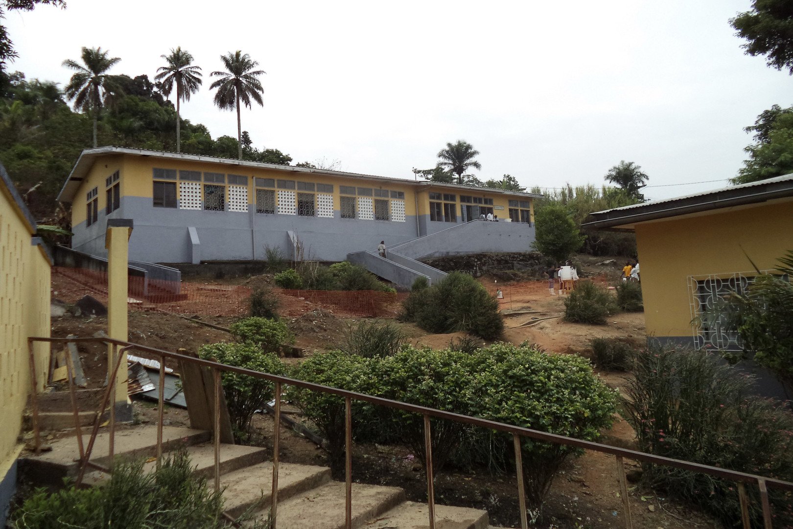 منظر عام لأماكن العزل داخل المستشفى حيث يُعالج ضحايا فيروس ايبولا، غينيا