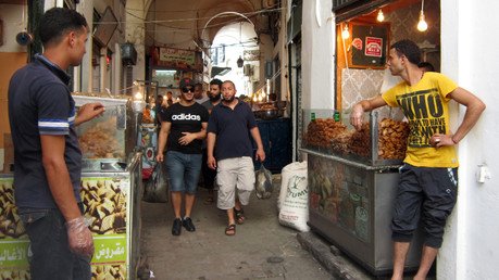 السوق التقليدية في مدينة تونس العتيقة.. تتزين برمضان