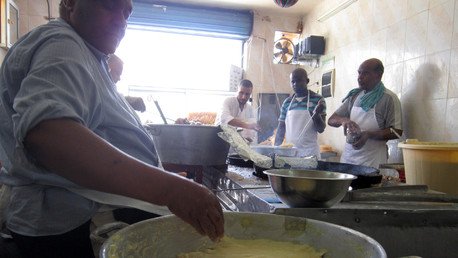 صناعة "الزلابيا" وهي من الحلويات التقليدية التي تشتهر خلال رمضان