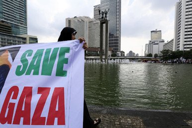  عبارة "انقذوا فلسطين" في احتجاجات العاصمة الاندونيسية جاكارتا