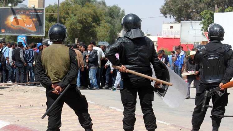 إصابة ضابط تونسي خلال منع لاجئين من اقتحام الحدود بالقوة