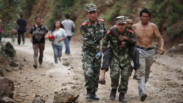 الصين تنقل قوات إضافية إلى المناطق المنكوبة في الزلزال وحصيلة الضحايا تقترب من 400  (فيديو)