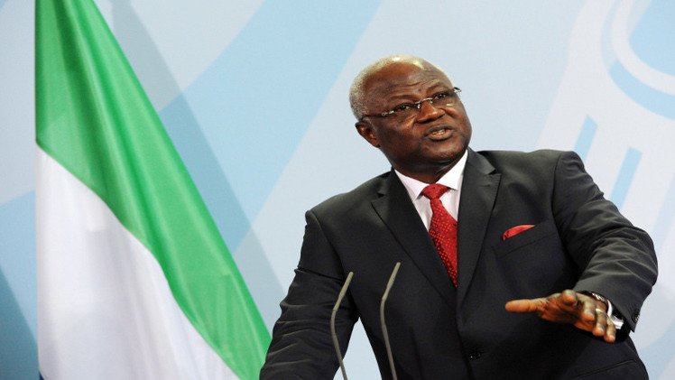 رئيس سيراليون يحذر من خطر حمى إيبولا على الأمة كلها