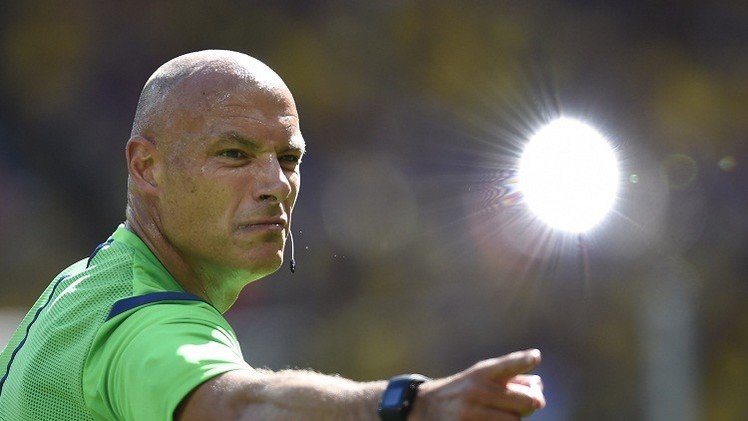 الإنكليزي هاوارد ويب يعلن اعتزاله التحكيم