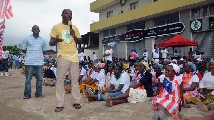 رئيس سيراليون يحذر من خطر حمى إيبولا على الأمة كلها