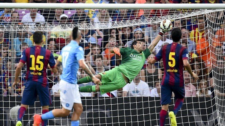 الحارس التشيلي برافو يتسبب بخسارة برشلونة أمام نابولي 0-1