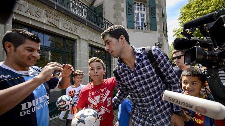 بالصور.. الجماهير تتجمع في لوزان بانتظار الأوروغواني سواريز