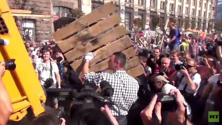 بالفيديو.. بطل العالم السابق بالملاكمة فيتالي كليتشكو ينظف ميدان الاستقلال في كييف