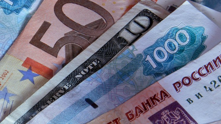 الروبل يتقدم على الدولار واليورو في تداولات اليوم بعد خسائره الأسبوع الماضي 