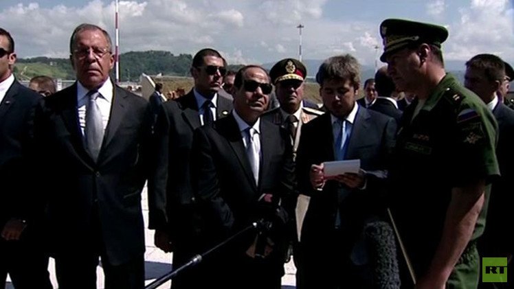 بالفيديو.. الرئيس المصري يتفقد معدات عسكرية روسية