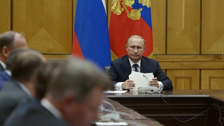 بوتين يبحث مع أعضاء مجلس الأمن الروسي ضمان أمن شبه جزيرة القرم