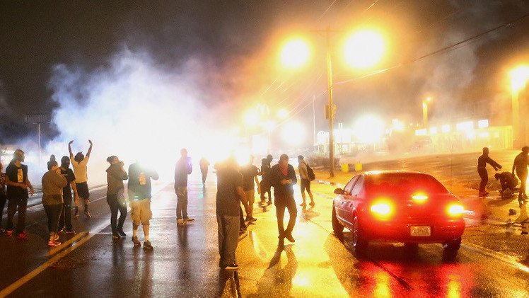الشرطة الأمريكية تستخدم قنابل الدخان ضد متظاهري فيرغسون وأوباما يقطع إجازته (فيديو)