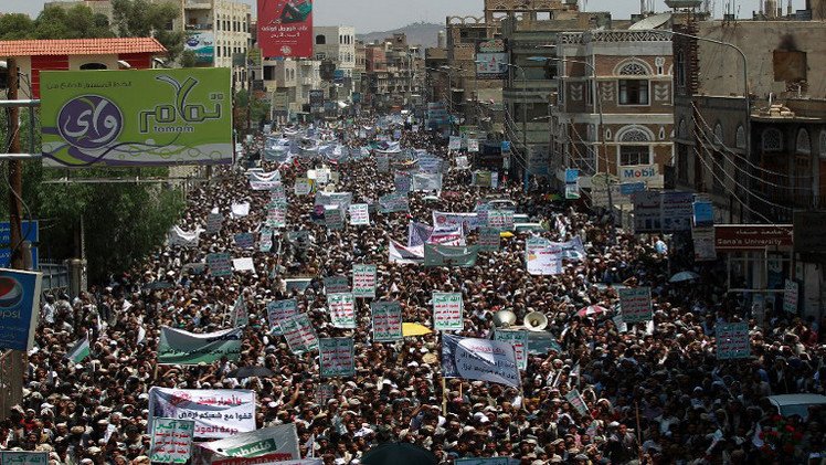 عشرات الآلاف يتظاهرون في صنعاء مطالبين باستقالة الحكومة (فيديو)