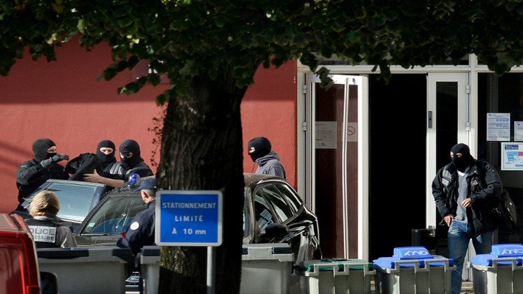 الشرطة الفرنسية تعتقل مراهقتين للاشتباه بنيتهما القتال في سورية