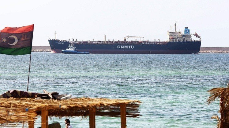 ناقلة نفط ترسو للمرة الأولى منذ عام في ميناء السدرة شرق ليبيا
