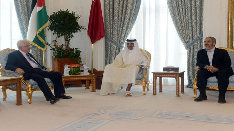 عباس ومشعل يلتقيان أمير قطر في الدوحة لبحث آخر التطورات في غزة