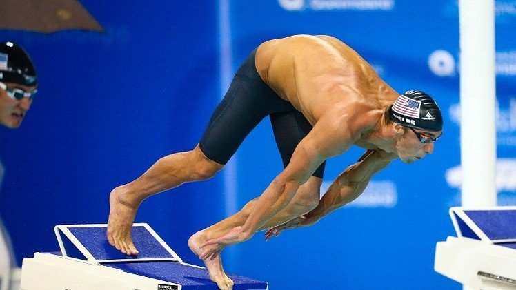 فيلبس يتأهل إلى سباق 100 متر سباحة حرة