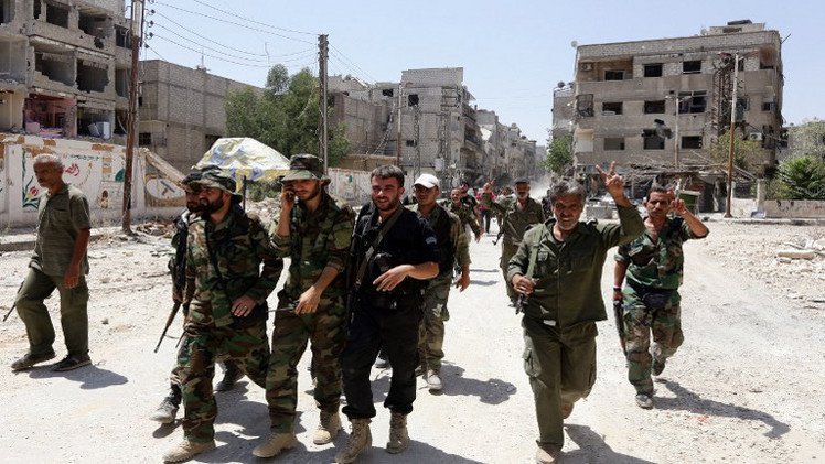 مراسلنا: مقتل العشرات من مسلحي داعش في كمين للجيش السوري قرب مطار الطبقة بريف الرقة