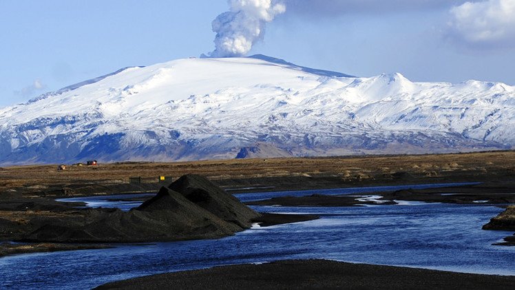 ما الذي يمكن أن يحدث عندما ينفجر بركان أيسلندا تحت نهر الجليد المحيط بالمنطقة ؟(فيديو)