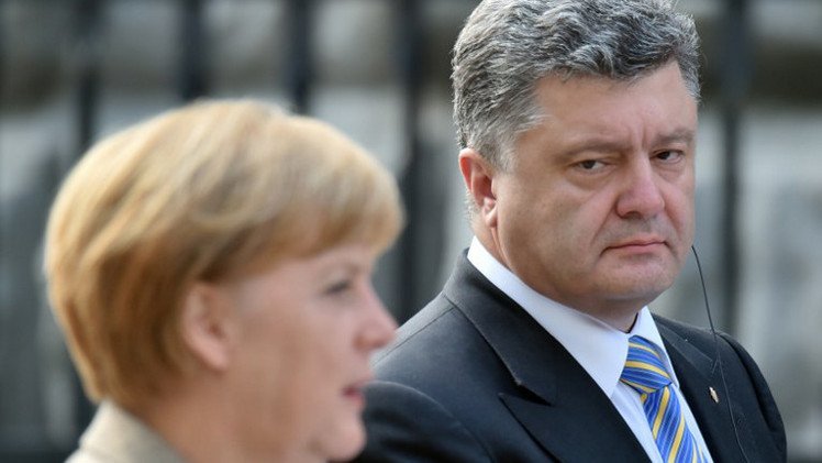 بوروشينكو يدعو ميركل إلى تكثيف الجهود من أجل دعم أوكرانيا