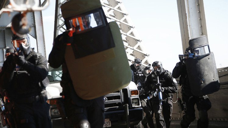 بالفيديو.. قوات التدخل السريع الأمريكية تنهي لعبة "كاونتر سترايك" باقتحام غرفة اللاعب