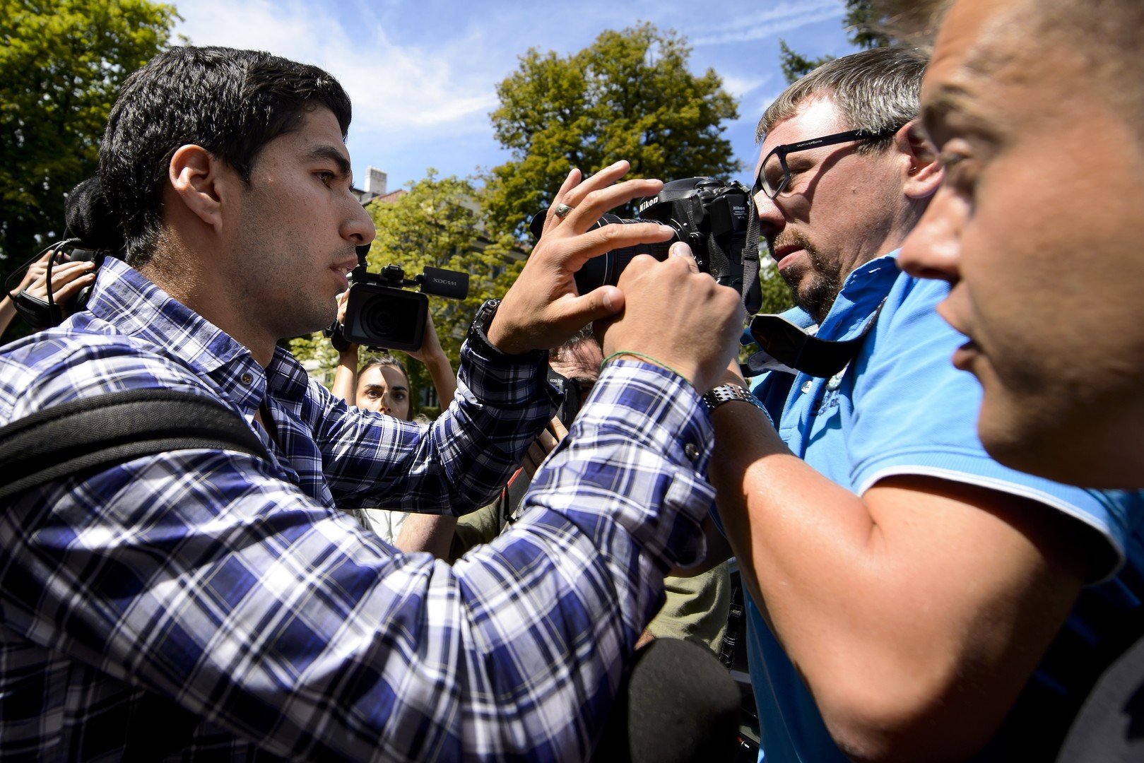 الجماهير تحيط بـ لويس سواريز