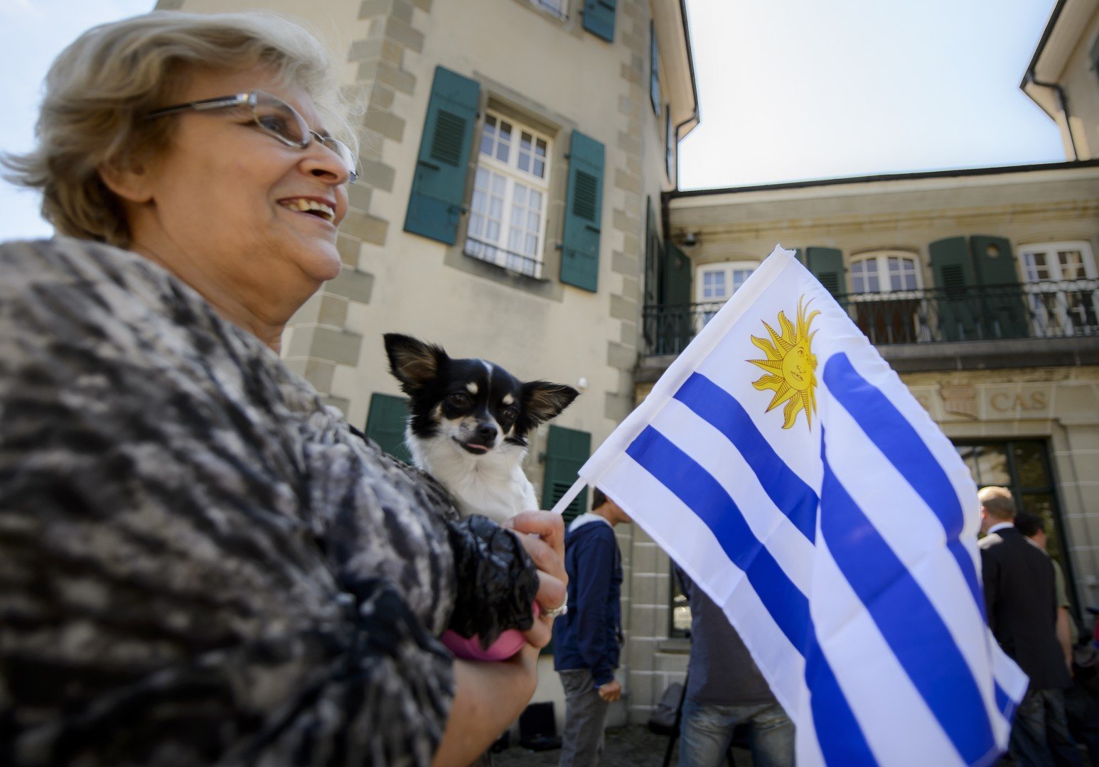 الجماهير تحيط بـ لويس سواريز