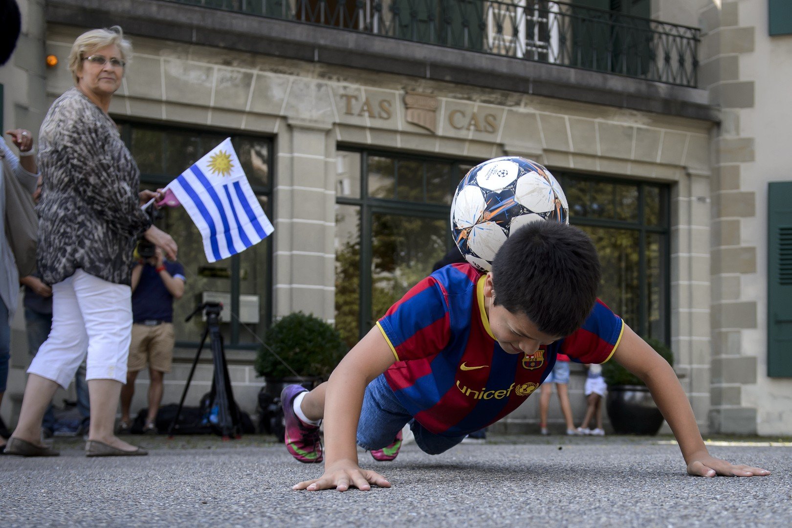 الجماهير تحيط بـ لويس سواريز