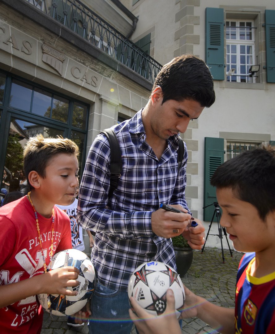 الجماهير تحيط بـ لويس سواريز