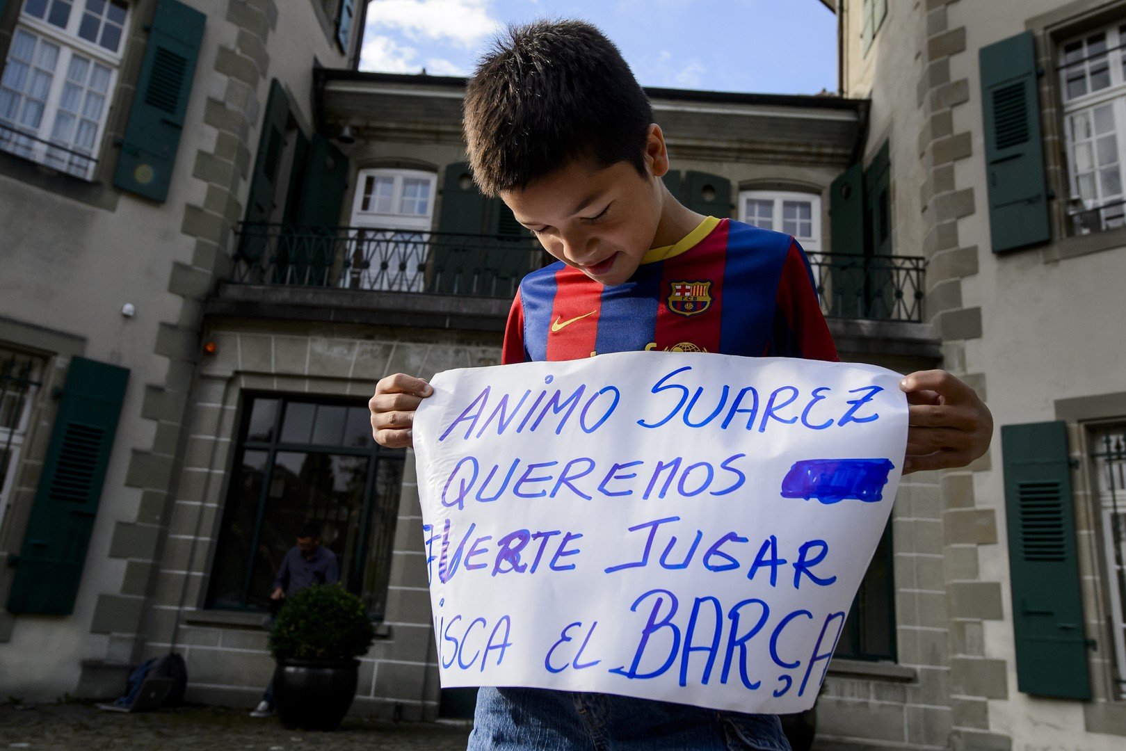 الجماهير تحيط بـ لويس سواريز