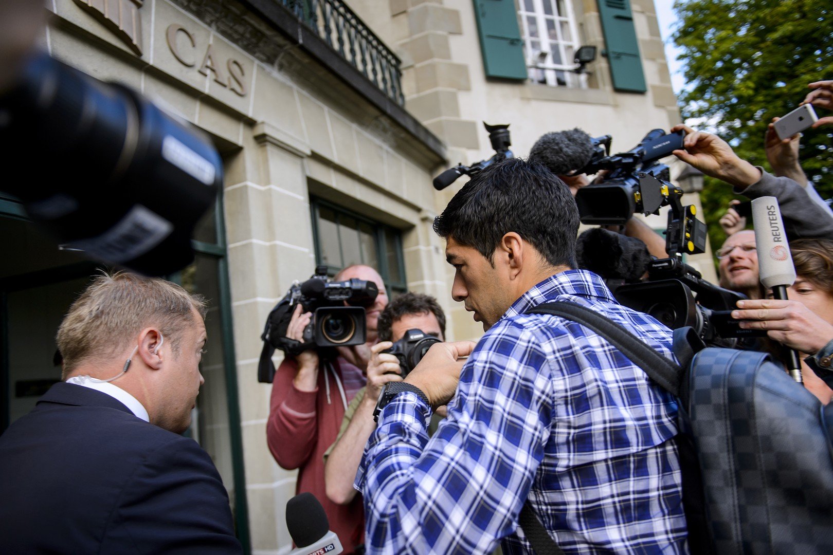 الجماهير تحيط بـ لويس سواريز