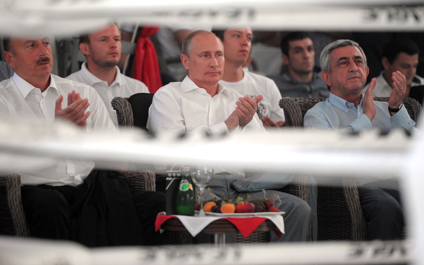 فيديو.. الرئيس بوتين يحضر البطولة الدولية للسامبا في سوتشي ويساعد أحد المصارعين