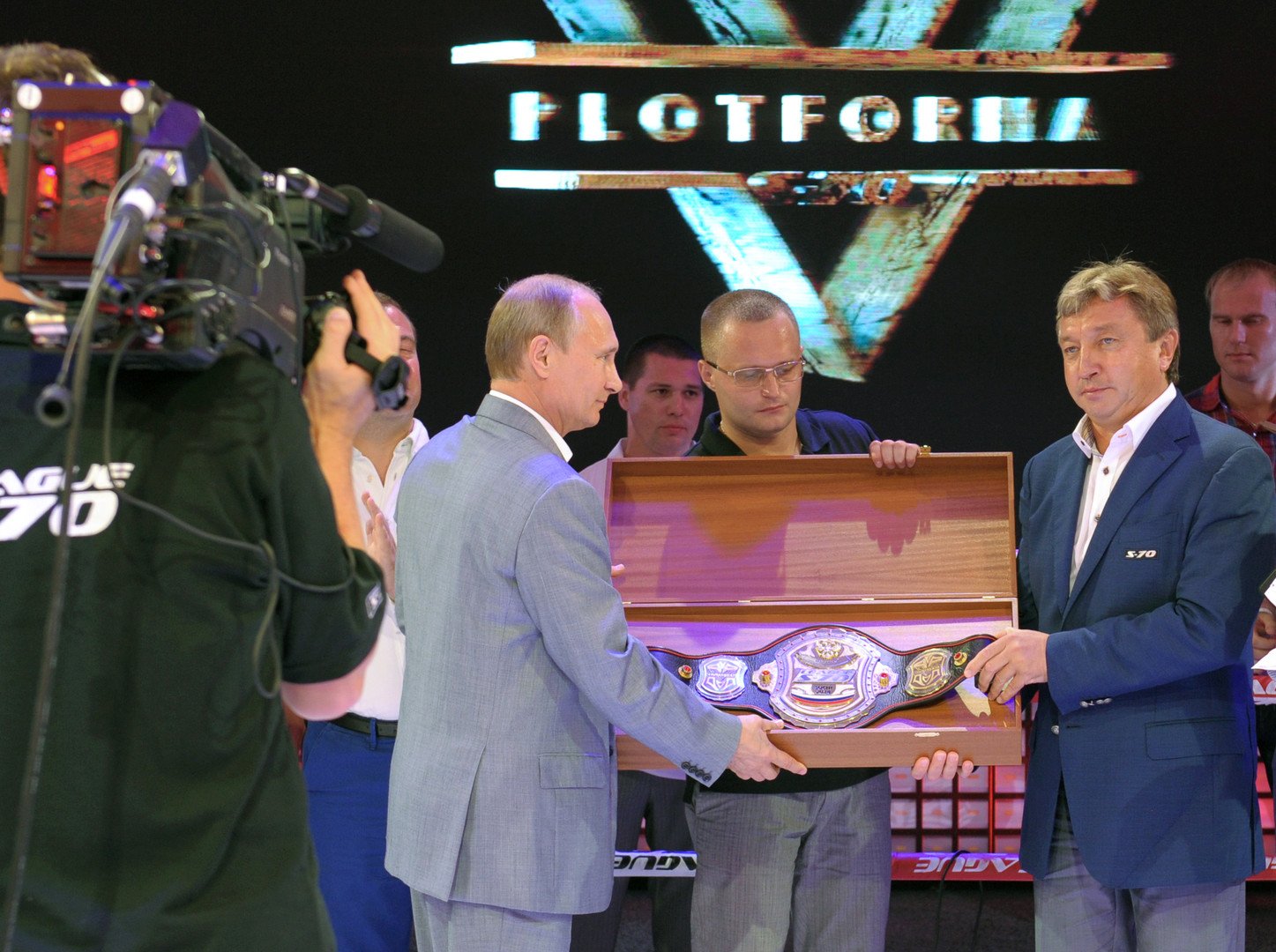 فيديو.. الرئيس بوتين يحضر البطولة الدولية للسامبا في سوتشي ويساعد أحد المصارعين